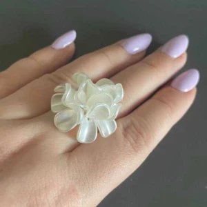 Vit blommring - Säljer denna och bjuder på frakten!💕🌸