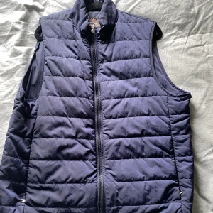 Oscar jacobson väst - Riktigt fin oscar jacobson väst som är i nyskick! Lite liten i storleken om man har lång överkropp därför till säljes. Använd ca 10 gånger