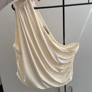 Topp - One shoulder topp från hm, helt oanvänd! Så fin till sommaren🤍🌸