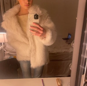 Vit pälsjacka - Vit pälsjacka köpt här på plick men den är från Nelly💖 Använd runt 5 gånger men säljer den då den inte kommer till användning☺️ Lånade bilder från förra ägaren! 