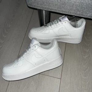 Air force 1  - Säljer nu mina helt nya air force 1 för att de har blivit försent att lämna tillbaka. Aldrig använda skor och därför 10/10 i skick, riktigt feta till sommaren. Pris kan diskuteras. 