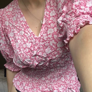 blus - jätte fin blus. tunn och skön å perfekt till både sommaren å våren. aldrig använt endast testad.