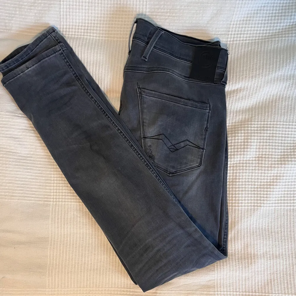 Hej, säljer nu dessa superfina Replay Anbass hyperflex jeans i superskick och en snygg färg med feta slitningar. Skriv om ni har frågor eller lägg gärna prisförslag då priset inte är hugget i sten.. Jeans & Byxor.