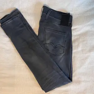 Hej, säljer nu dessa superfina Replay Anbass hyperflex jeans i superskick och en snygg färg med feta slitningar. Skriv om ni har frågor eller lägg gärna prisförslag då priset inte är hugget i sten.
