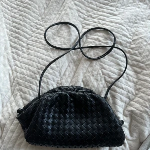 Jackie väska - Intressekoll på min Jackie väska❣️ Inga defekter! Är inte säker på om jag vill sälja, vill se hur mycket jag kan få för den så skriv prisförslag❤️‍🔥