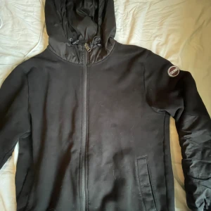 Colmar cardigan  - Säljer nu min fina colmar cardigan då den inte kommer till så mycket användning längre. Skick 9/10. Pris kan diskuteras 