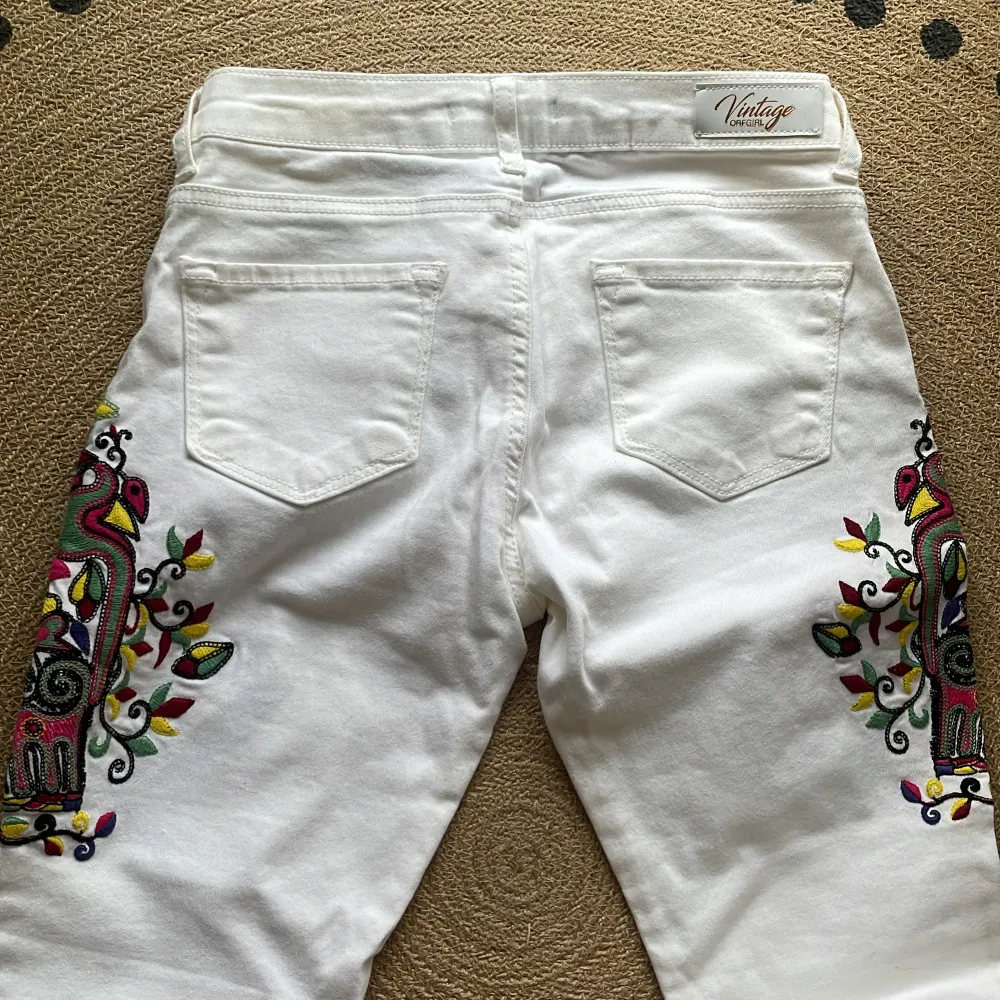 White jeans with embroidery  Size 26 . Jeans & Byxor.