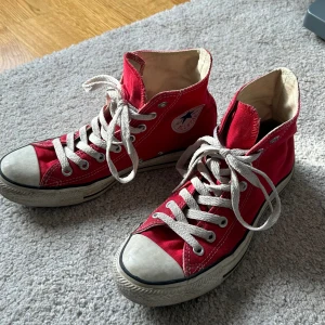 Converse  - Röda converse. Köpte på secondhand, men själv aldirg använt! 