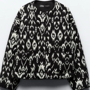 Zara jacka  - Super fin vårjacka från Zara från deras nya kollektion! Super snygg färg och perfekt varm för våren men även nu när det är lite kyligare! Köpt för 560 !