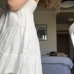 Vit klänning zara - Supersöt vit klänning från Zara, endast använd ett par gånger, superfin med en stickad tröja eller som den är!🩷