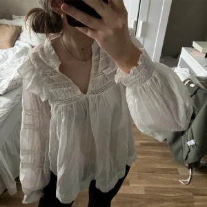 Volang blus  - Supersöt volangblus från NEO NOIR. Aldrig använd. Köptes i höstas på Åhléns för 750kr. Jättefin till ex skolavslutning, student eller midsommar 💕☀️storlek 42 men sitter fint på mig med storlek s vanligtvis