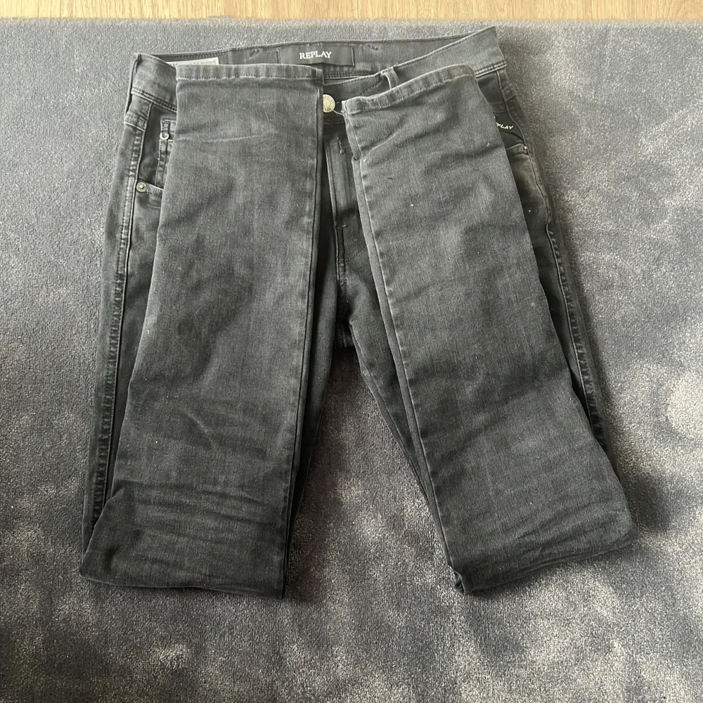 Säljer mina svart gråa replay jeans i storlek W28 L32. Hyperflex och bra skick.. Jeans & Byxor.