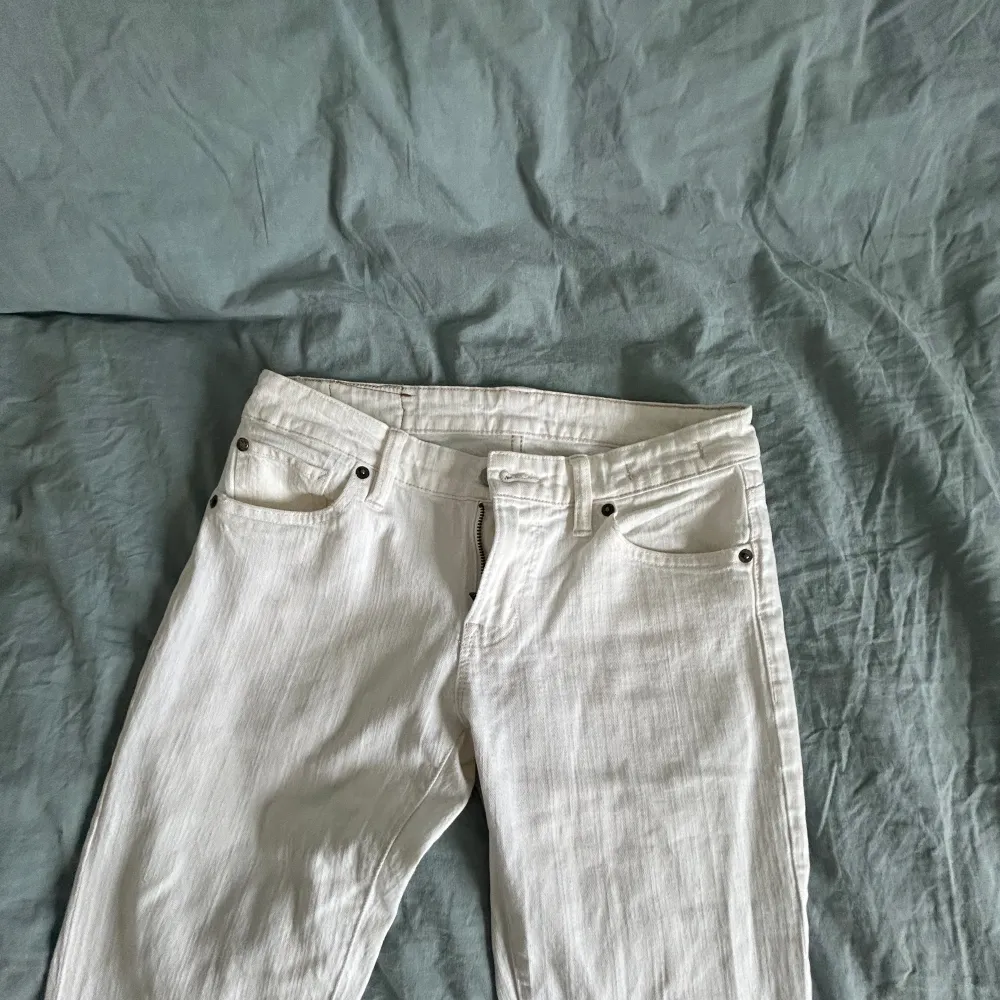 Hejj,nu säljer jag mina ralph lauren jeans i storlek 27/32. Jag fick dom av min mamma men väljer att sälja dom då de inte passar och jag har inte tillgång till att sy om dom❤️. Jeans & Byxor.