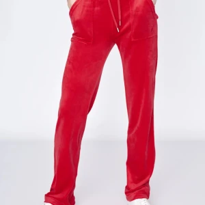 Röda juicy couture  - Det är i väldigt bra skick!! Jag säljer de för att de inte används längre, original pris är 1200kr så det är ett väldigt bra pris!!