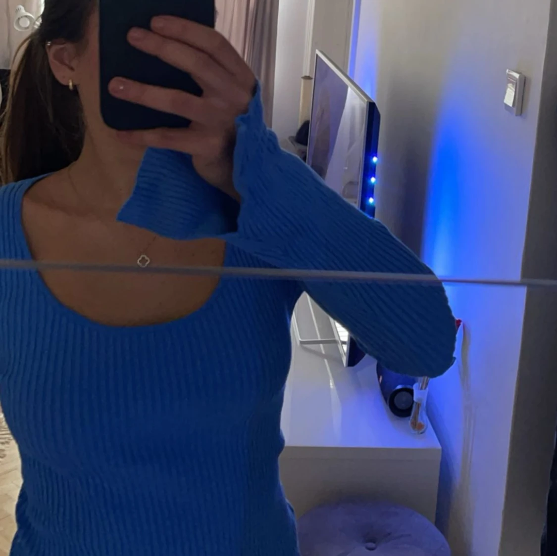 Blå ribbstickad tröja