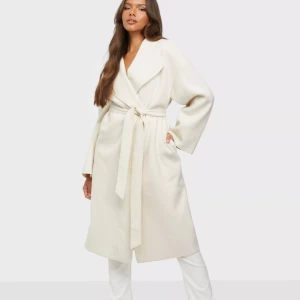 Kappa Bianca x Nelly - Superfin beige kappa från Biancas kollektion med Nelly, använd ett fåtal gånger. Fint skick💕 pris kan diskuteras, frakt tillkommer