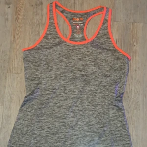 Grå och neon rosa/orange "Stay fit" träningslinne - Väldigt bra skick, knappt använts. Bra material