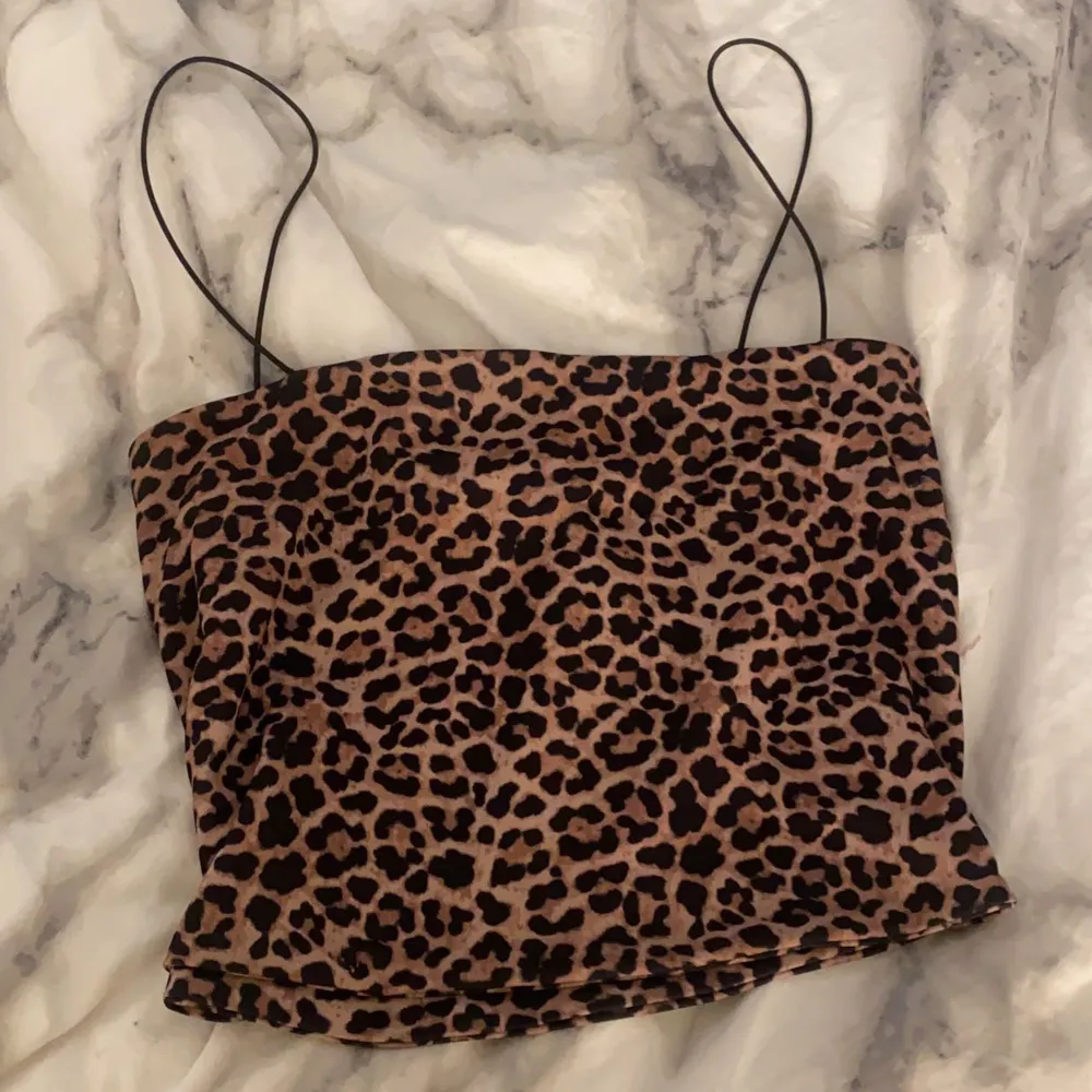 Ett leopard linne i ganska tjockt tyg med svarta tunna band i strl M ifrån NAKD. Inte använt så mycke och säljer då det inte används längre. Toppar.