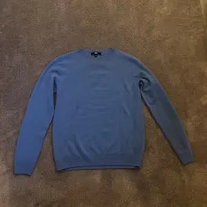 Jätte fin klarblå Kashmir tröja från uniqlo, allting använd och har inga defekter. Nypris:1300kr storlek S💕