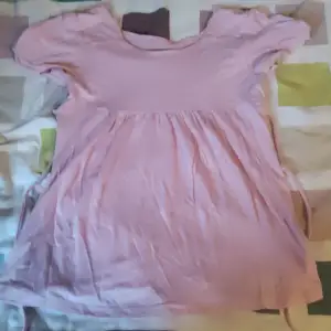 En jätte gullig rosa tröja med knut där bak❤️ Lappen är borta så jag vet inte vilken storlek eller vart den är ifrån men den passar i Xs och mindre 