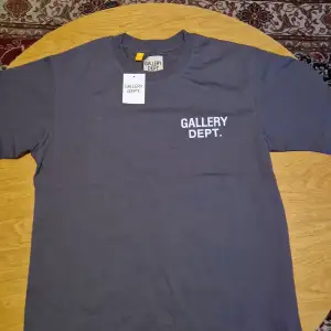 Hej  Säljer en helt ny gallery Dept T-shirt 10/10 skick. Storlek S. Pris kan diskuteras vid snabb affär 