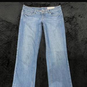 Lågmidjade utsvängda jeans - Jättefina men måste sälja bort några jeans tyvärr. Fler mått kan ni få privat!🥰