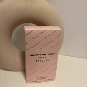 Narcisco Rodriguez forever - Parfym 50 ml nästan full, har bara testat två gånger men den är stark för min smak. kvitto finns om det önskas. 