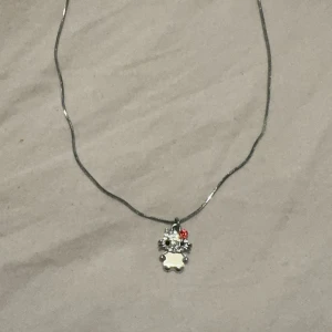 Hello Kitty halsband  - Jätte söt helt ny hellokitty halsband med rhinestones på som tyvärr inte kommer till nån användning 🐱🩷