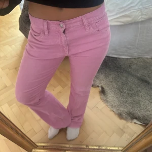 Levis byxor - Säljer dessa så coola jeansen ifrån Levis 💕💕💕 lågmidjade och bootcut. Passar 165 cm i längd och normal 36/38 i byxor.