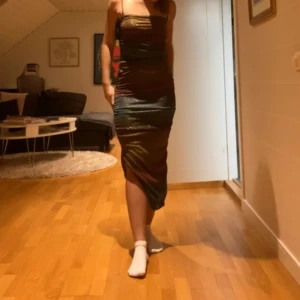 Färgglad klänning nakd  - Förgglad glittrig Klänning, använd en gång från nakd! 