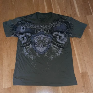 Xtreme couture T-shirt  - Affliction bla bla shirt, en fett Xtreme couture T-shirt, älskar den men måste sälja för cash, benim ska till Danmark i sommar 