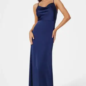 Säljer denna mörkblåa balklänningen från Bubbleroom i storlek 36 då jag hitta en annan. Aldrig använd och alla lappar sitter kvar. För fler bilder skriv till mig😊 Pris kan diskuteras💗