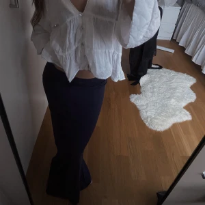 Långkjol - Världens skönaste lågmidjade långkjol från Nelly! Använd 1 gång🙌🏼sjukt stretchig och mjuk, skulle därför säga att den passar allt från xxs-s! 