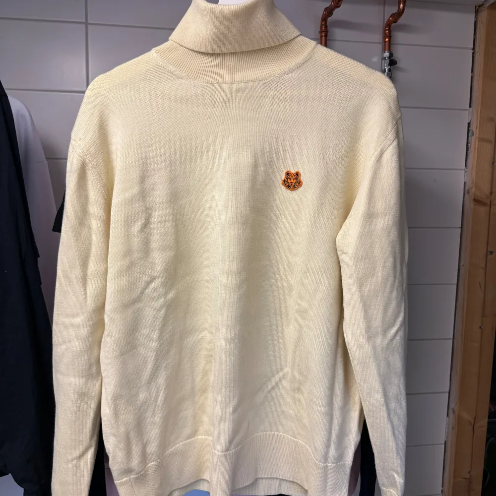 Kenzo Turtleneck i storlek M inköpt på NK i Stockholm för 3800kr. Skick 10/10  Priset kan justeras vid smidig affär!. Stickat.