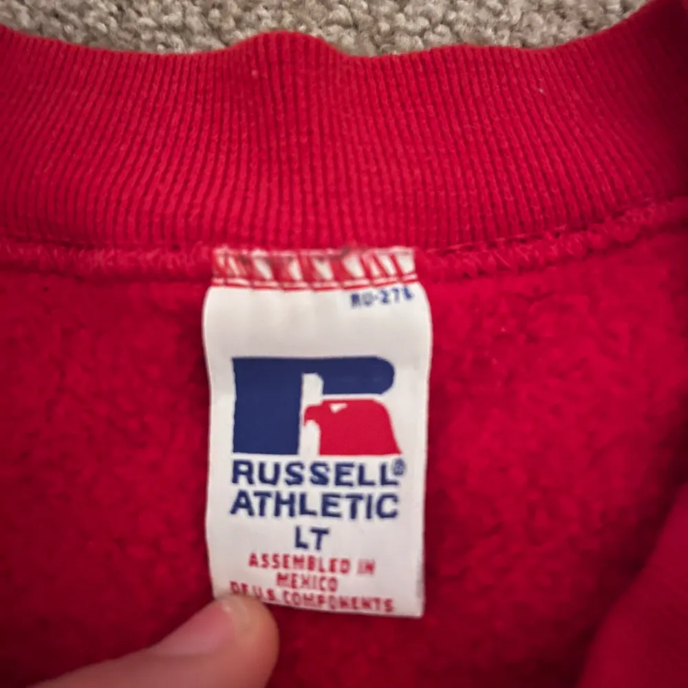 Asfet röd Russel Athletic sweatshirt från nån gång på 90-talet knappt använd, liten fläck på undersidan av armen men knappt något man märker. Hoodies.