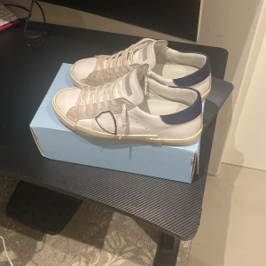 Phillipe Model Skor  - Helt ok använda! Dem är köpta från Cettire för 3500kr. Storlek 43 men passar även storlek 44!