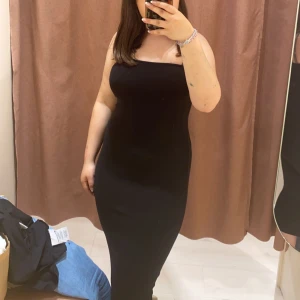 Klänning - Säljer en svart långklänning från Gina💗 inte använd mycket alls och väldigt bra skick💞