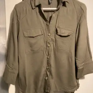Militärgrön skjorta strl 38 från H&M Divided. Material: 100% viskos Mycket fint skick.  