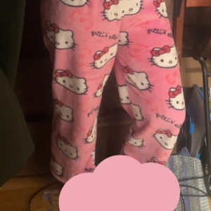 Hello Kitty byxor  - Hello Kitty byxor  Fick dem igår men de är lite korta för mig  Storlek M  Jag är ca 166cm och de är lite korta i benen för mig