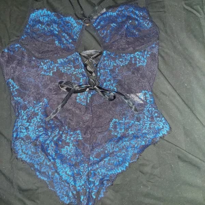 Blå/svart body (ny) - Aldrig använd body. Spetsbody i blå/svart , ny