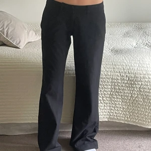 Kostymbyxor från alobha - Jättefina kostymbyxor från alohba! Säljer då dem blivit lite stora på mig! Så fina inga defekter!