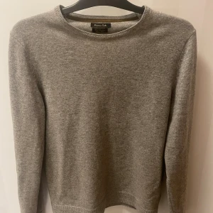 Massimo Dutti Kashmir Tröja - Säljer nu min sygga och sköna Kashmir tröja från Massimo Dutti då den ej används. Tröjan är väldigt fint skick, använd 1-2 gånger och inga defekter förekommer. Perfekt tröja nu till våren!Kontakta för mer info. PRIS KAN DISKUTERAS VID SNABB AFFÄR❗️💰  