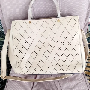 Fin väska - Fin väska som jag köpt utomlands. Glitter på den se framsidan. Rymmer mycket då den har många fack