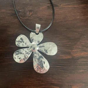 Halsband  - Stort nytt Blom halsband 