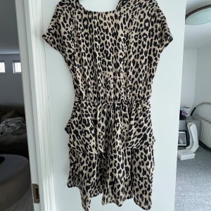 Kort klänning - Från Gina Tricot och aldrig använd. Stor i storleken❤️