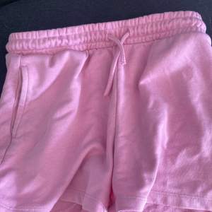 Rosa shorts från Lindex🩷St 158/164. Använder aldrig längre och har blivit lite korta för mig🩷