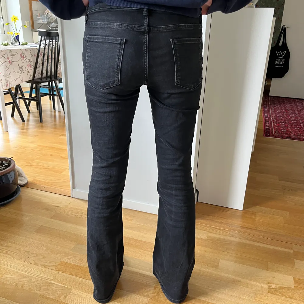 Jättesnygga zara jeans som är lite för korta för mig som är 175. Annars är de i jätte sköna stretchiga i materialet❤️. Jeans & Byxor.