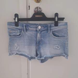 Säljer dessa jätte fina denim shorts, är i fint skick och skulle säga att de är storlek xxs. 💗 