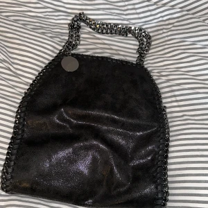 Stella McCartney liknande väska  - En fin trendig väska som är i storlek medium. Bra skick inga skador 