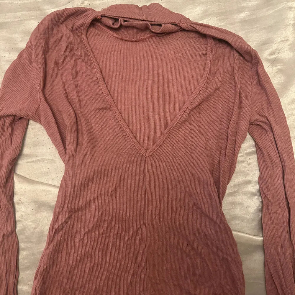 Köpte från Gina Tricot för flera år sen men den används inte längre. Den är Backless, långärmad och ganska lång så den passar jätte bra med lågmidjade jeans🤍. T-shirts.